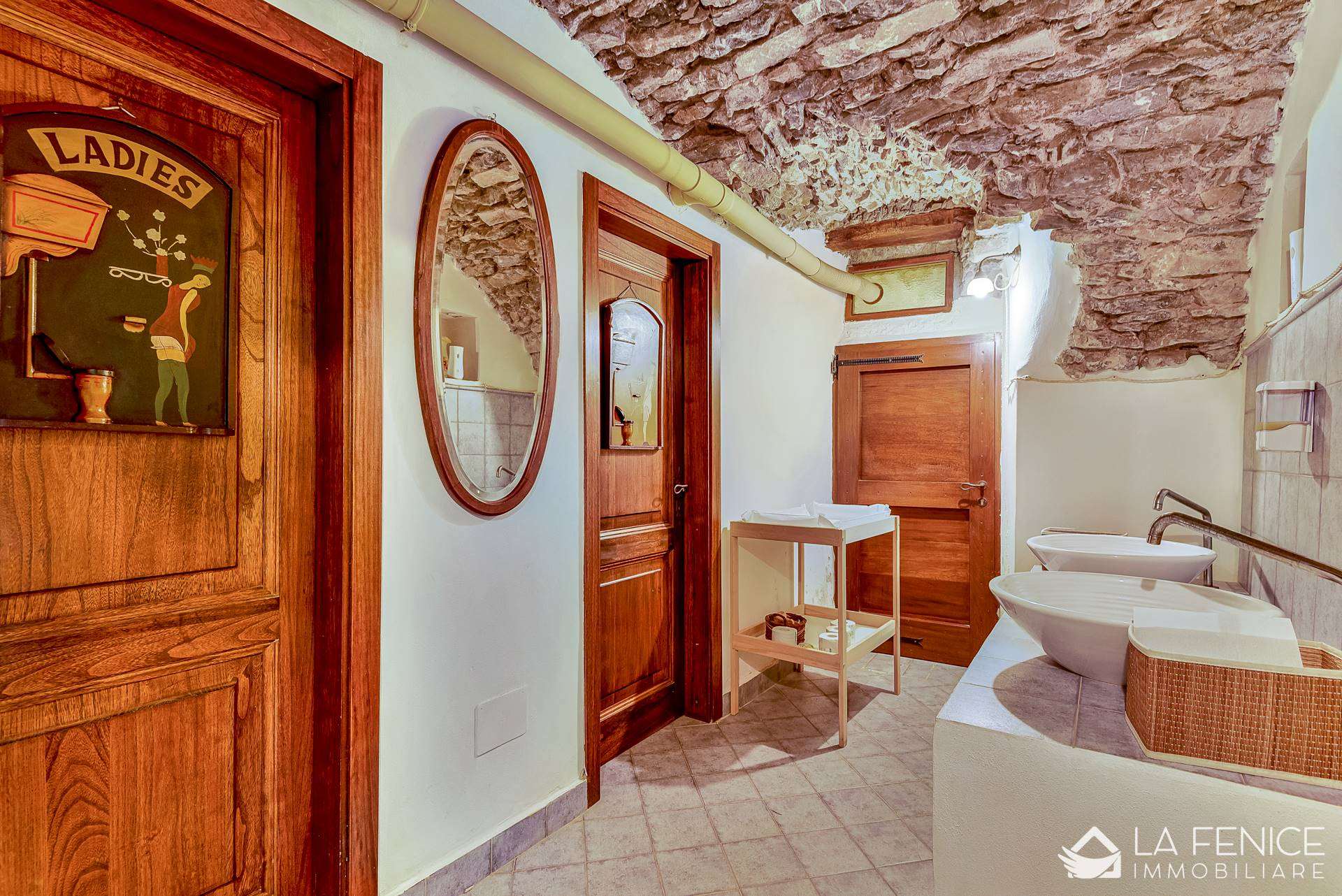Villa a Podenzana con 9 locali di 473 m2 - Bagno Ristorante