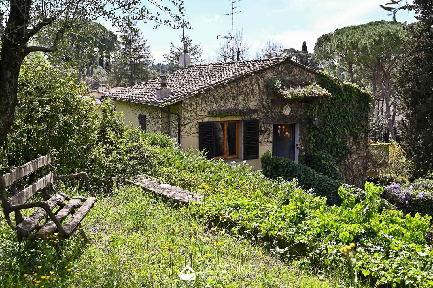 Villa a schiera a Firenze con 11 locali di 284 m2 - Foto