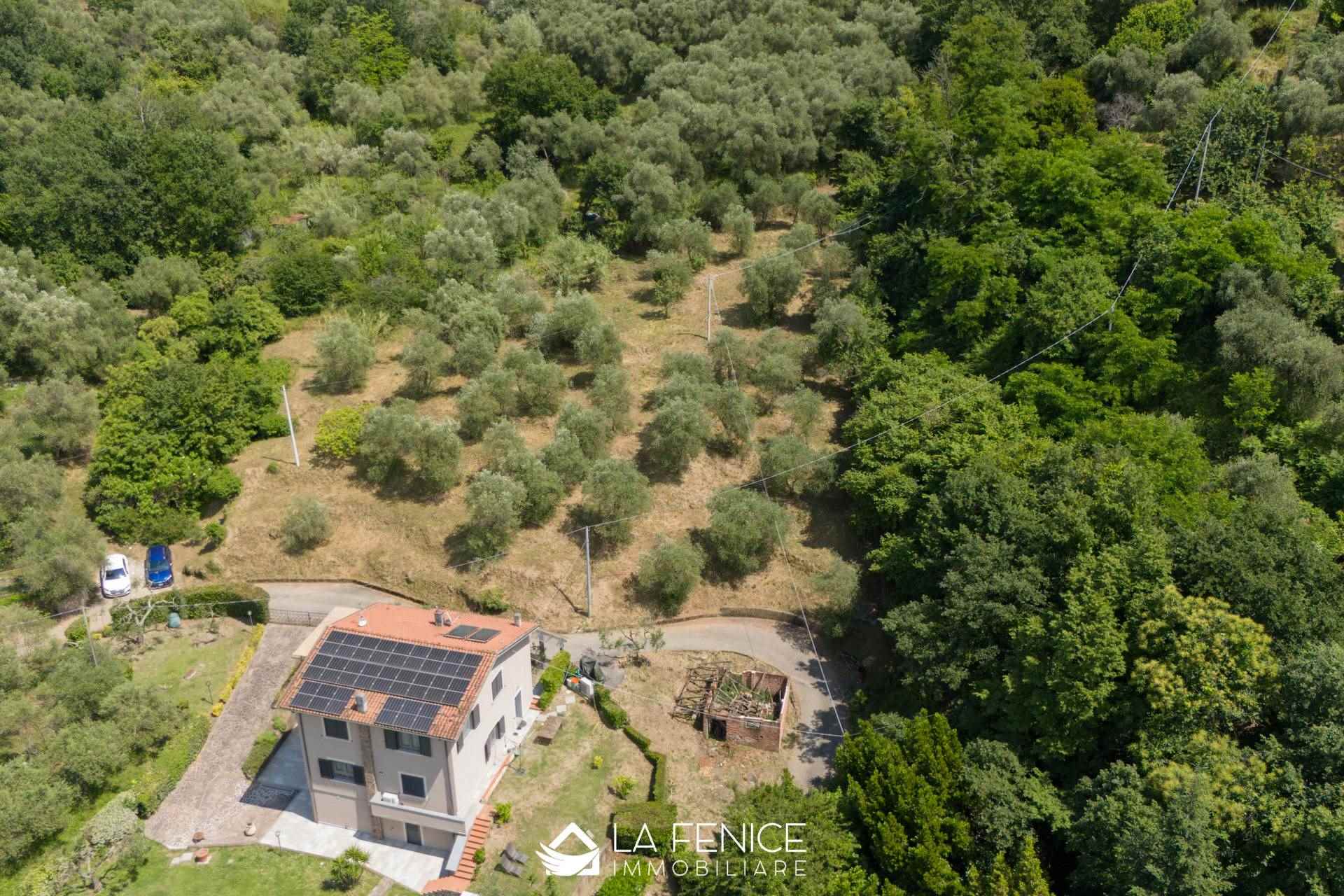 Terreno edificabile a Vezzano ligure con 3 locali di 96 m2 - Foto