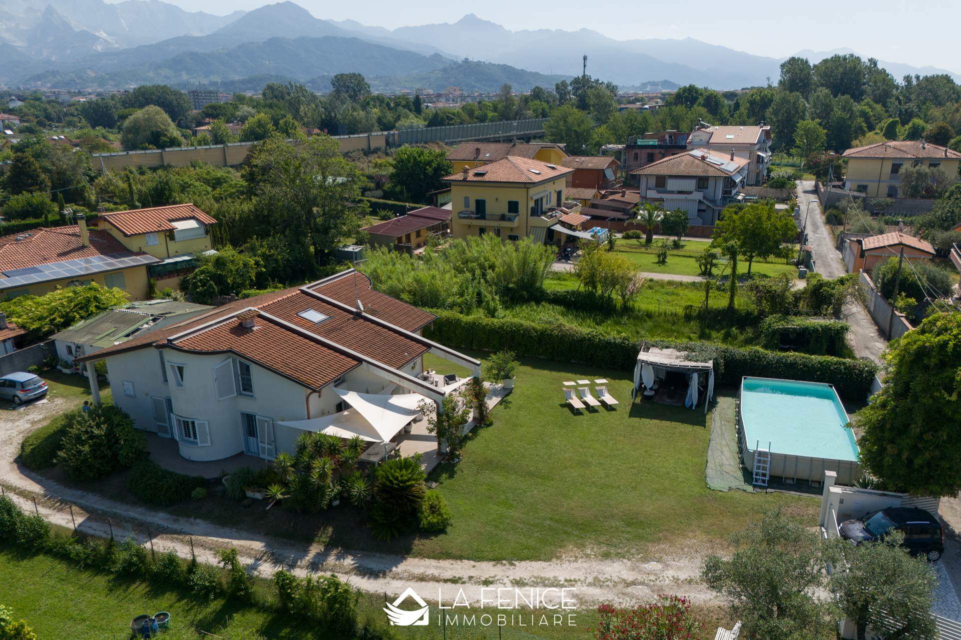 Villa a Carrara con 6 locali di 195 m2 - Foto