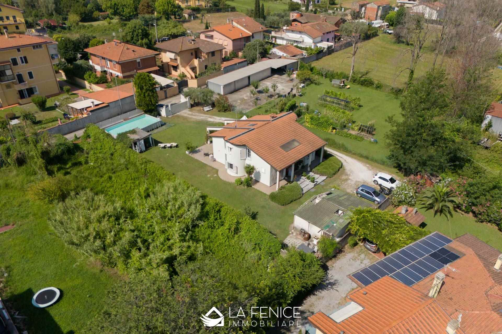 Villa a Carrara con 6 locali di 195 m2 - Foto