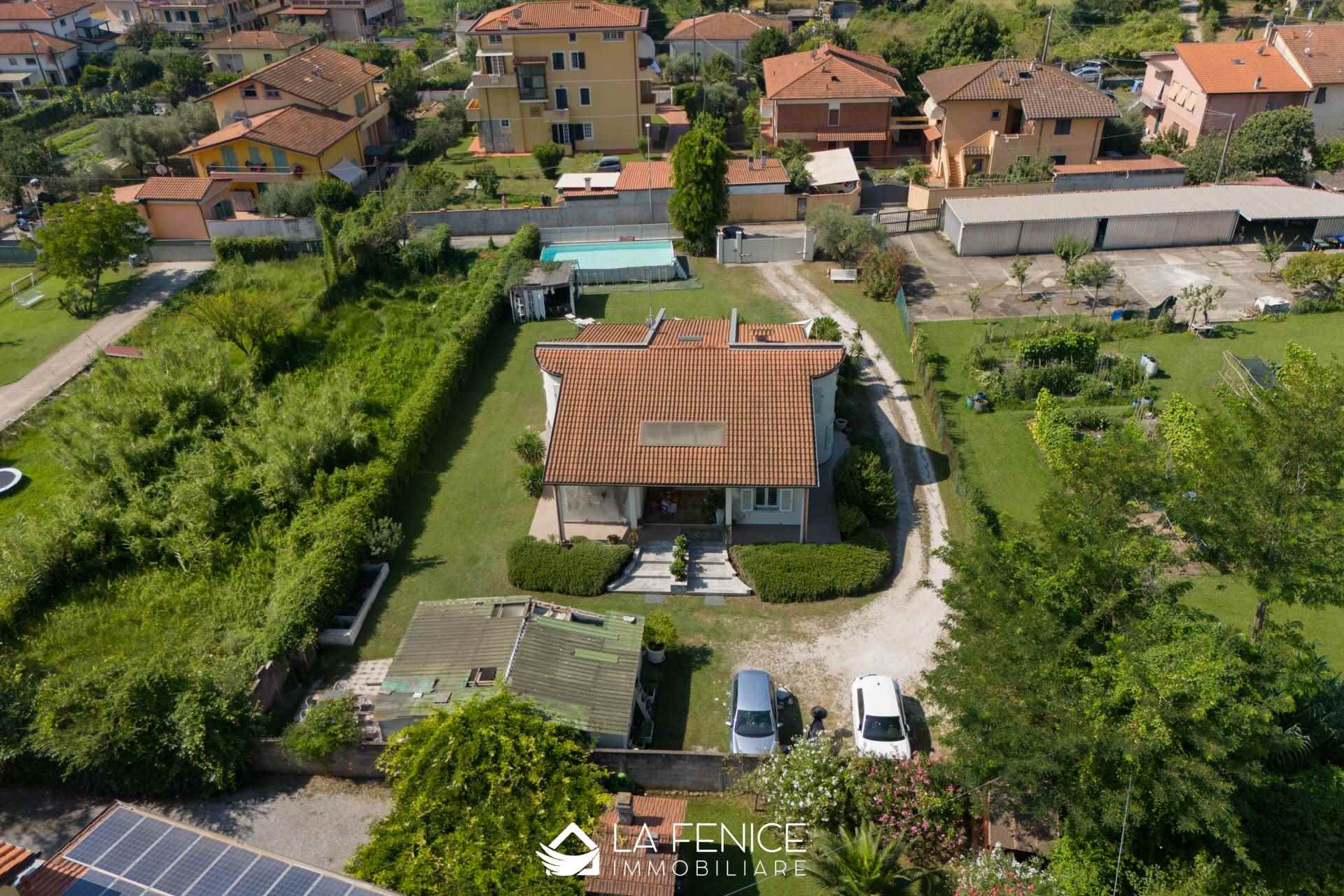 Villa a Carrara con 6 locali di 195 m2 - Foto