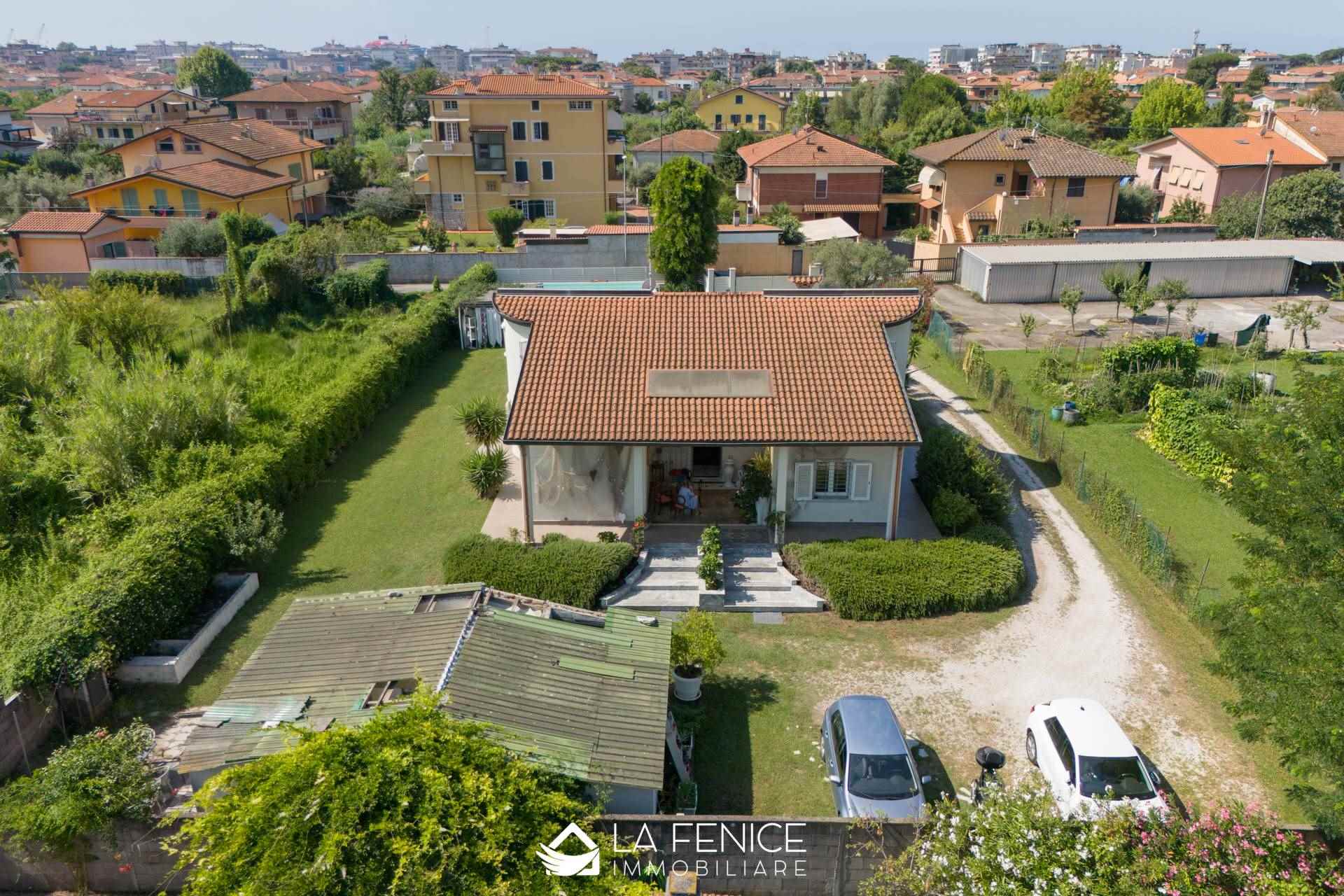 Villa a Carrara con 6 locali di 195 m2 - Foto