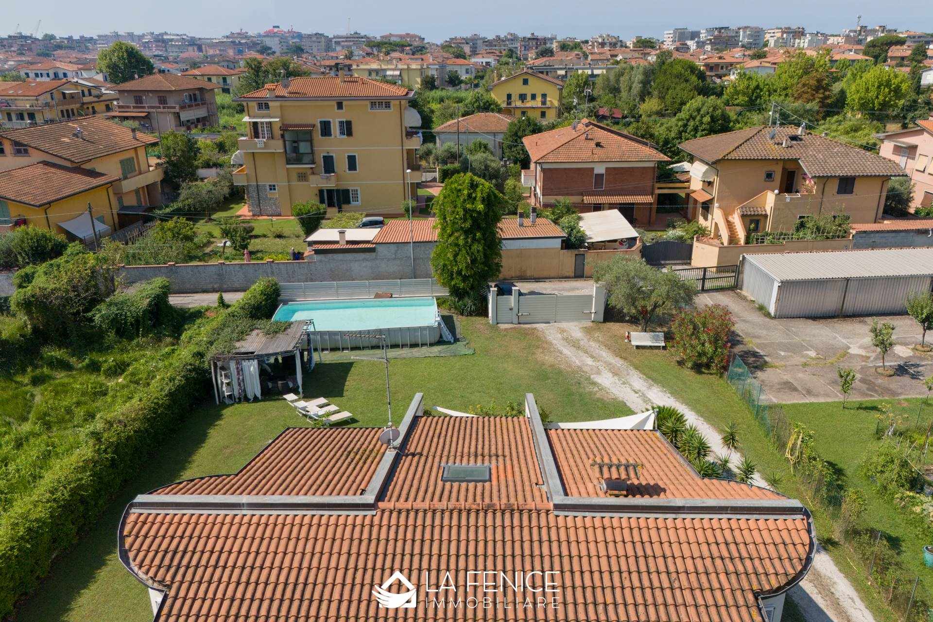 Villa a Carrara con 6 locali di 195 m2 - Foto