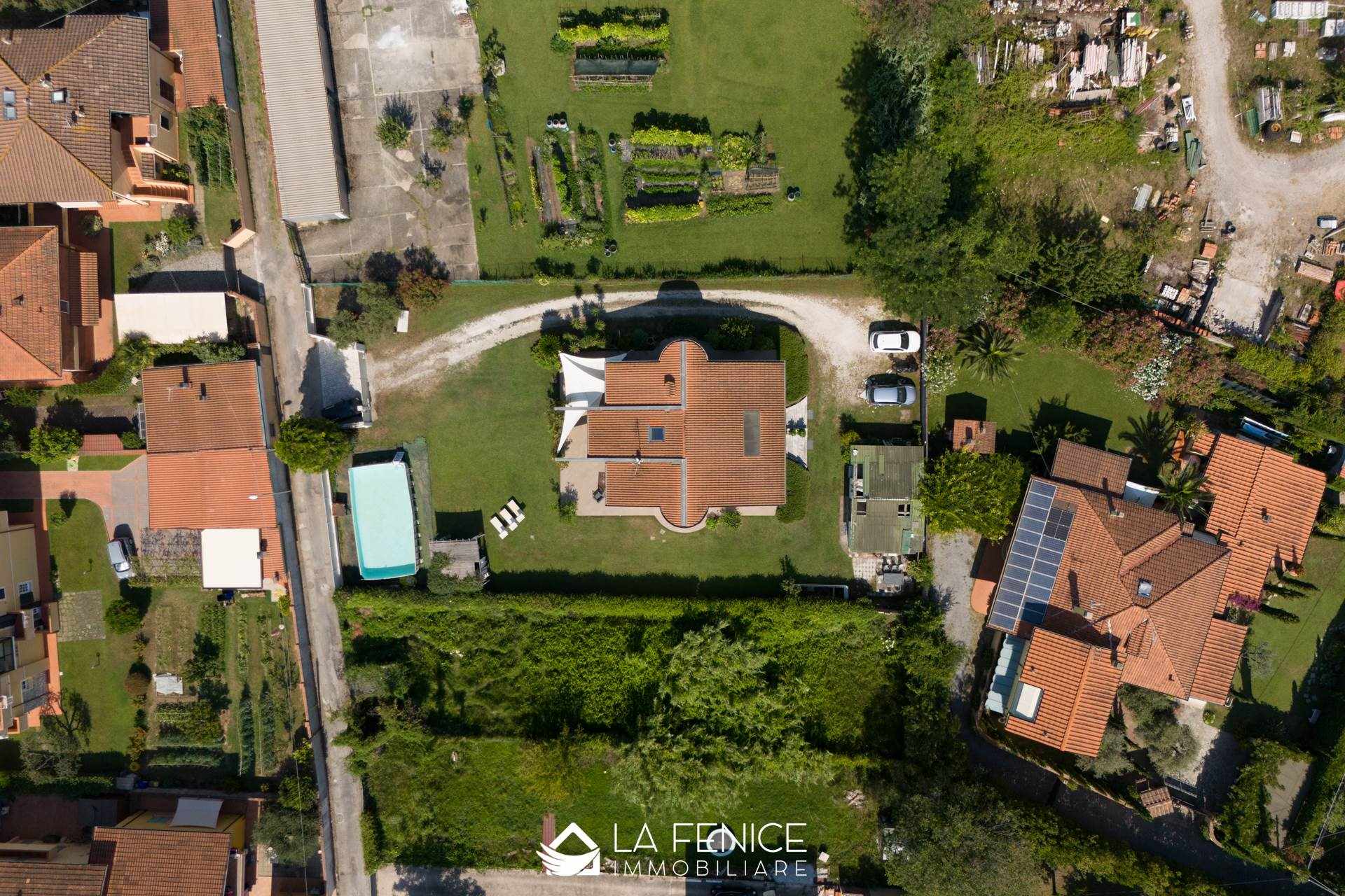 Villa a Carrara con 6 locali di 195 m2 - Foto