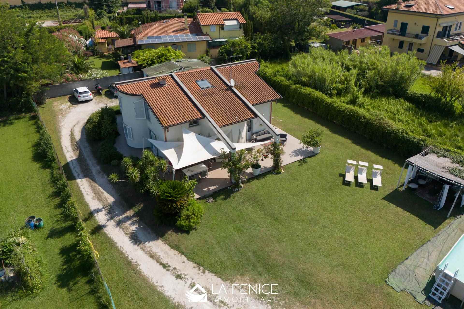 Villa a Carrara con 6 locali di 195 m2 - Foto