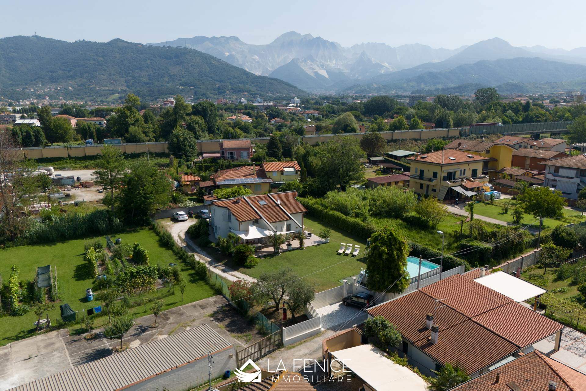 Villa a Carrara con 6 locali di 195 m2 - Foto