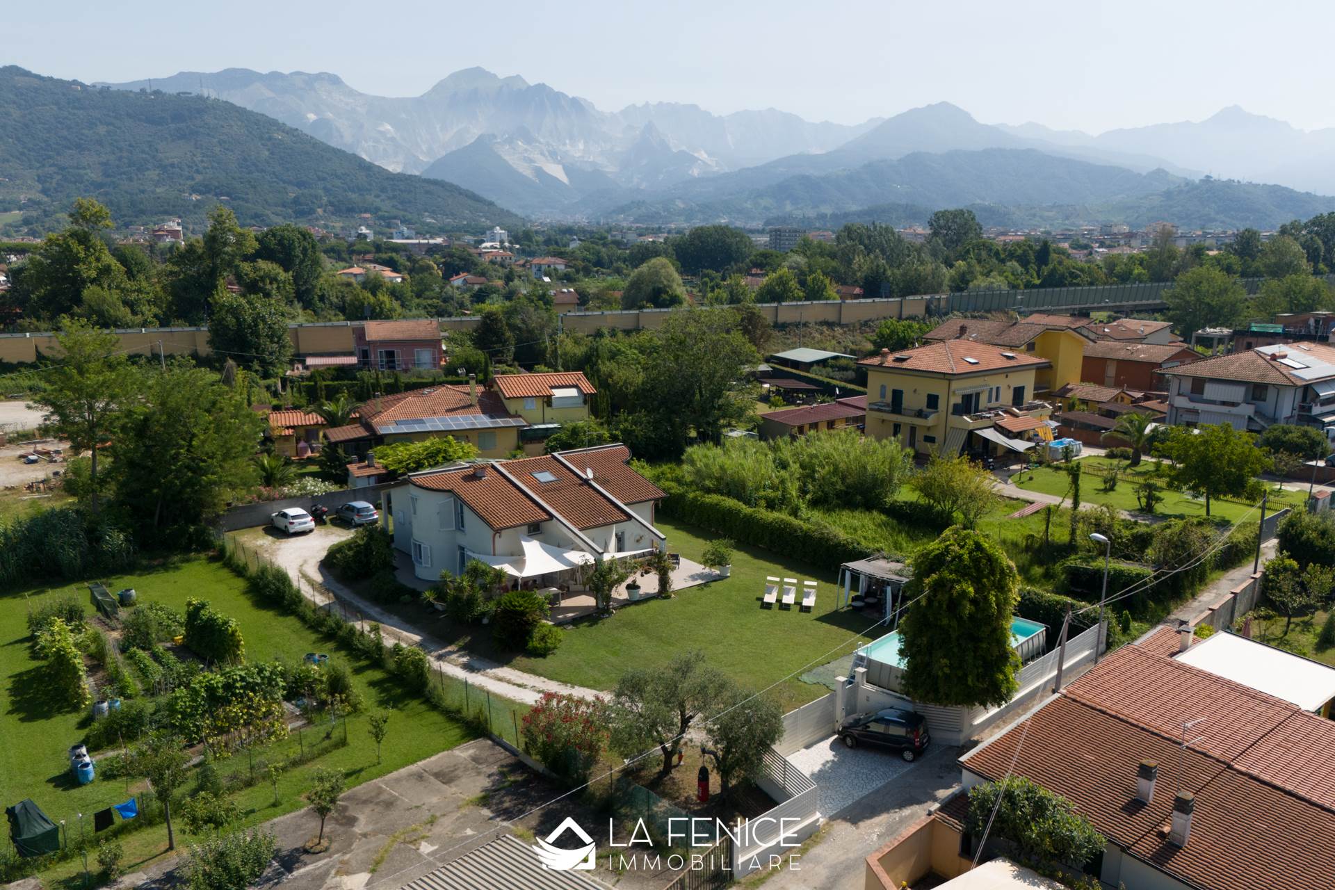 Villa a Carrara con 6 locali di 195 m2 - Foto