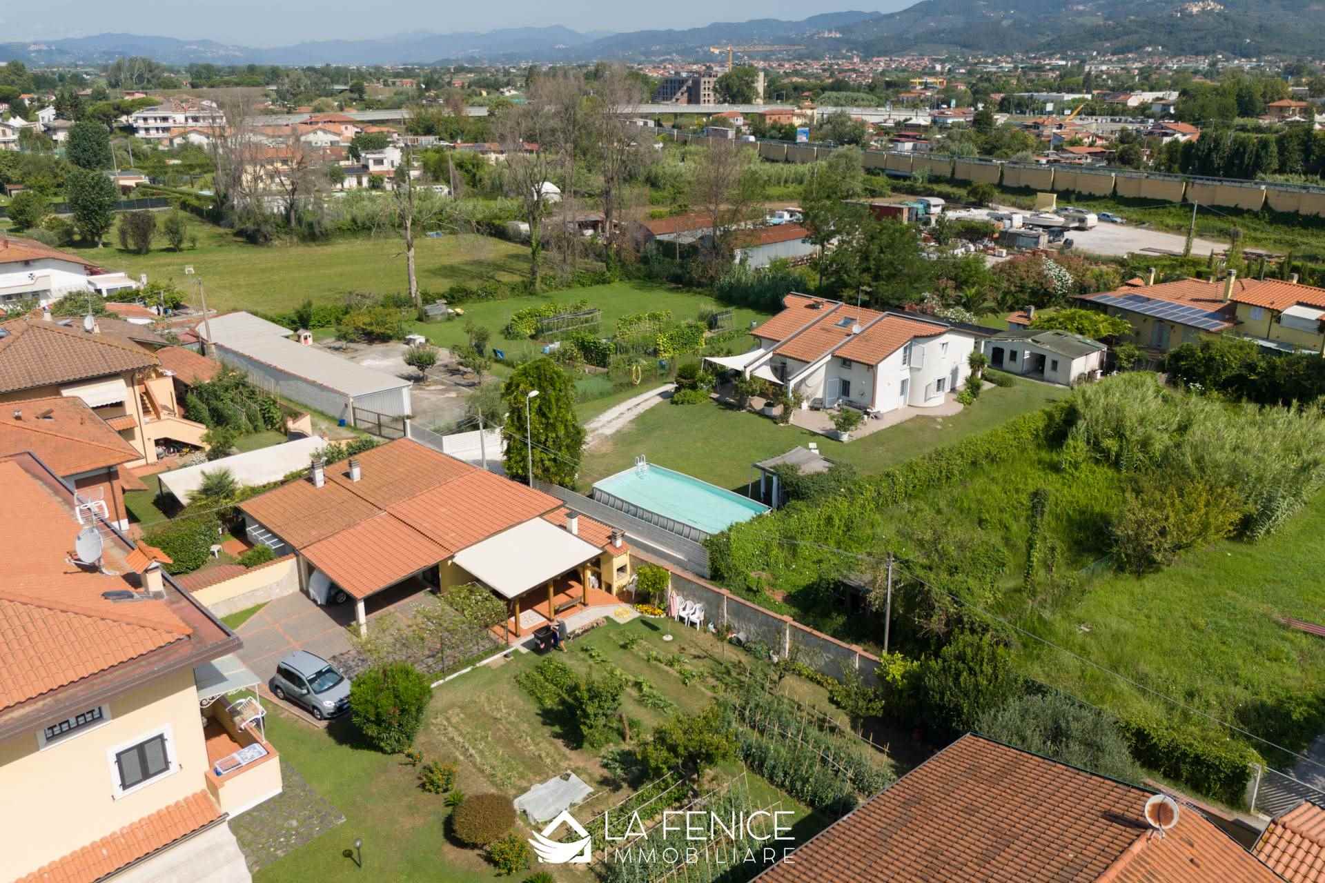 Villa a Carrara con 6 locali di 195 m2 - Foto