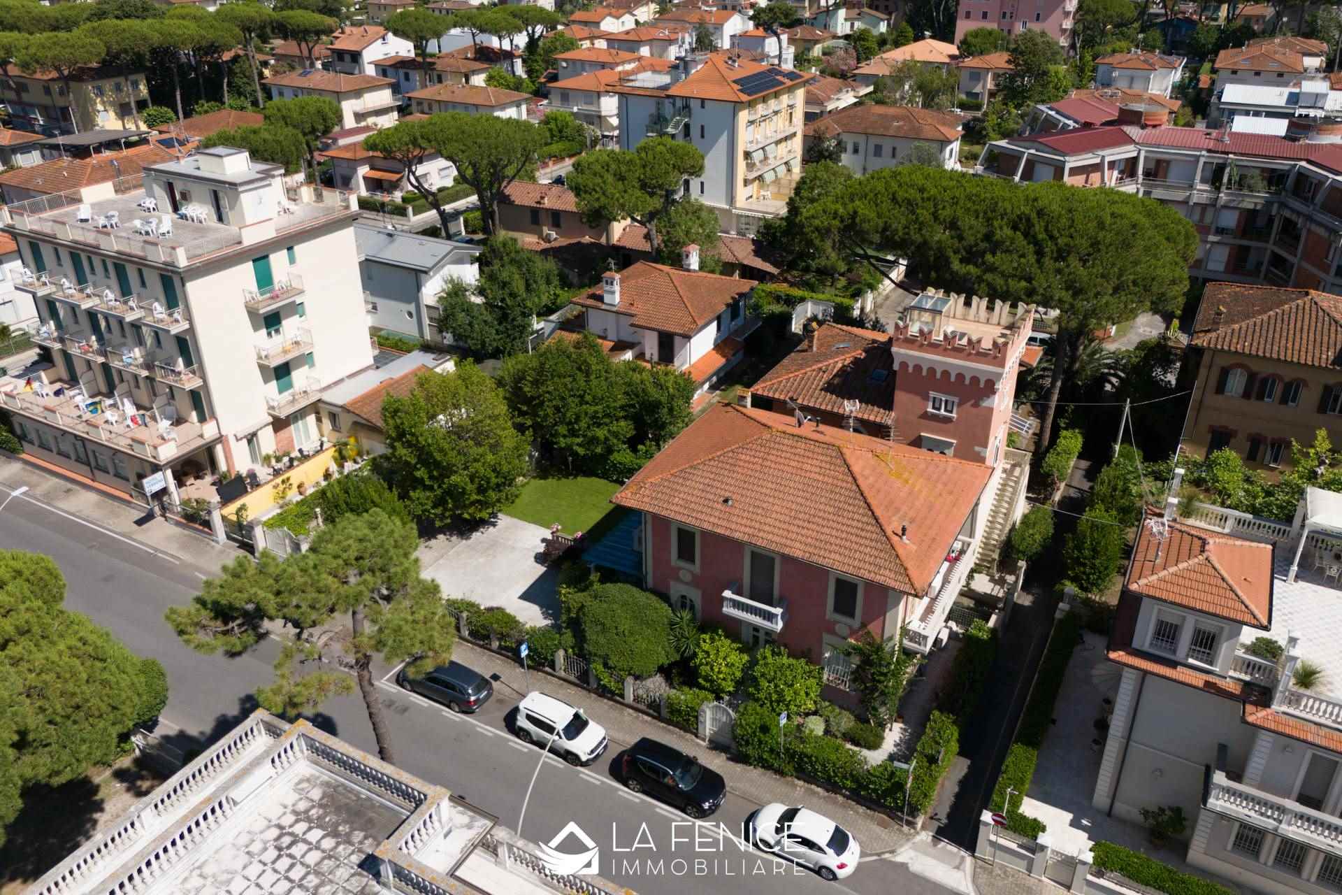 Appartamento a Camaiore con 5 locali di 199 m2 - Foto