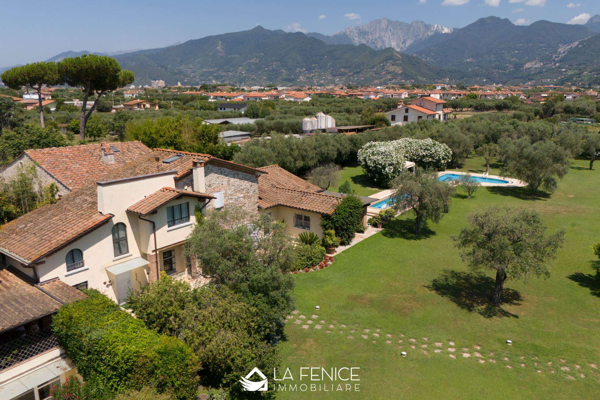 Villa a Forte dei marmi con 10 locali di 300 m2 - Foto